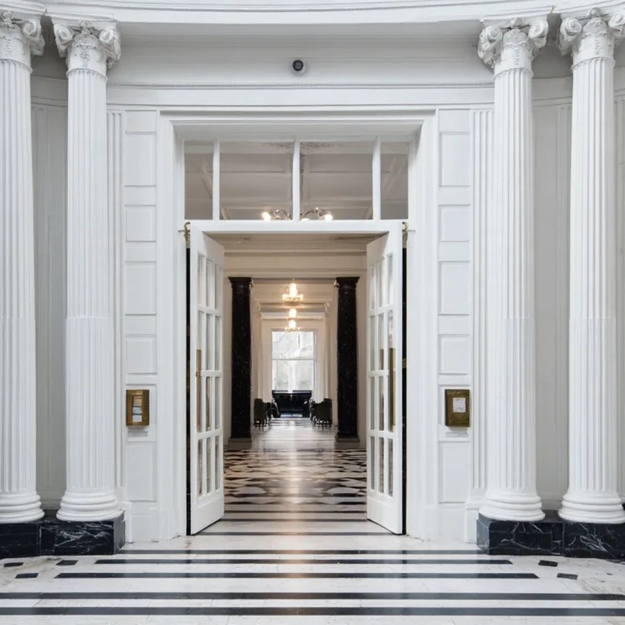 Le vestibule d’un théâtre, ses colonnes blanches et son sol de marbre