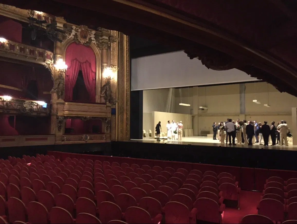 La salle et la scène d’un théâtre lyrique, vues depuis les fauteuils