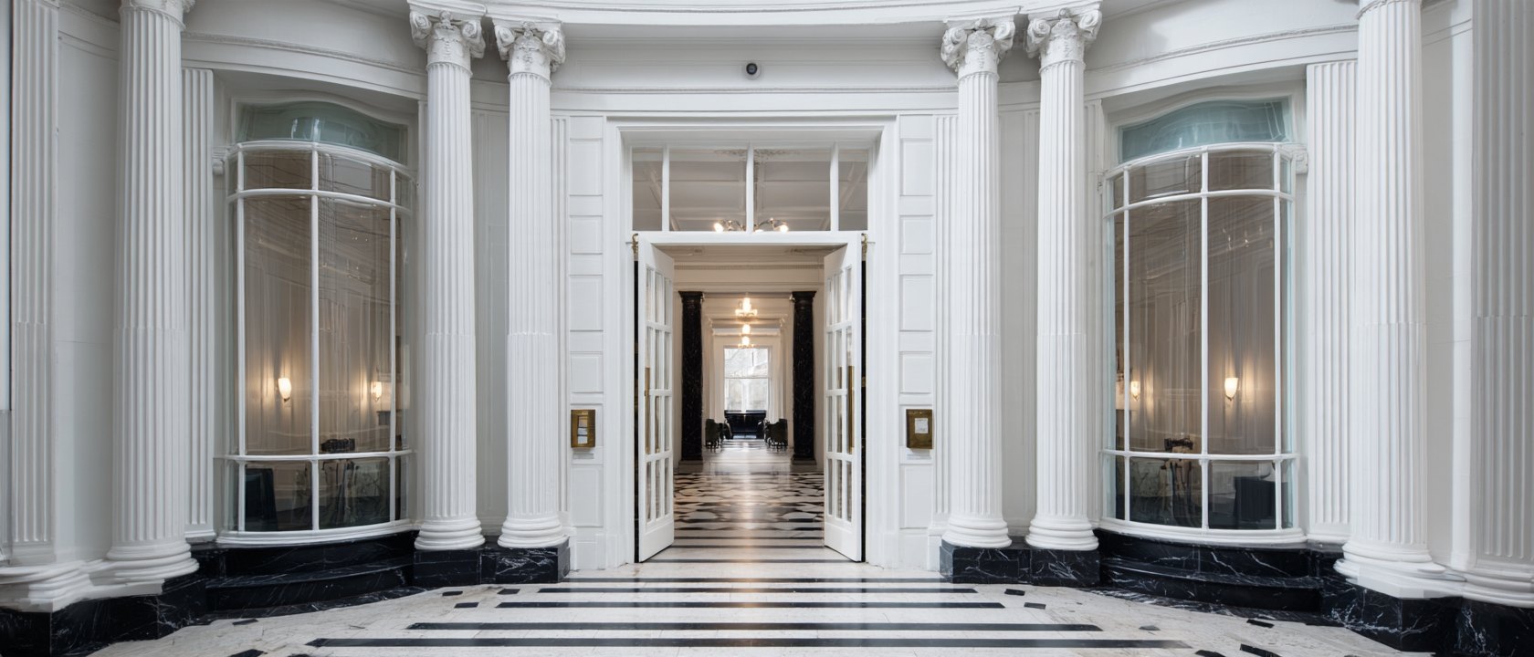 Le grand vestibule d’un théâtre, ses colonnes et son sol de marbre