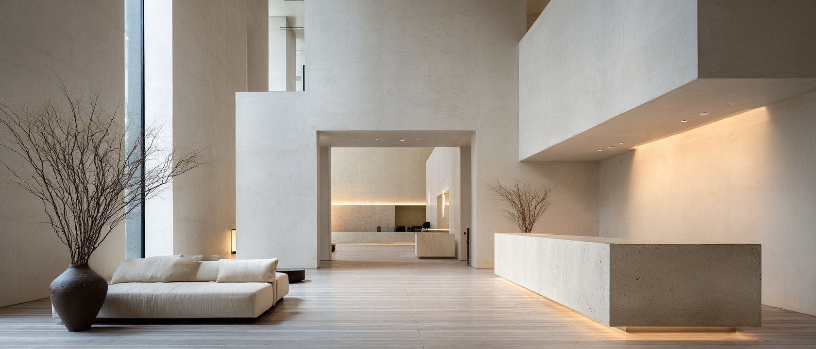 Le lobby d'un hôtel contemporain et son comptoir d'accueil