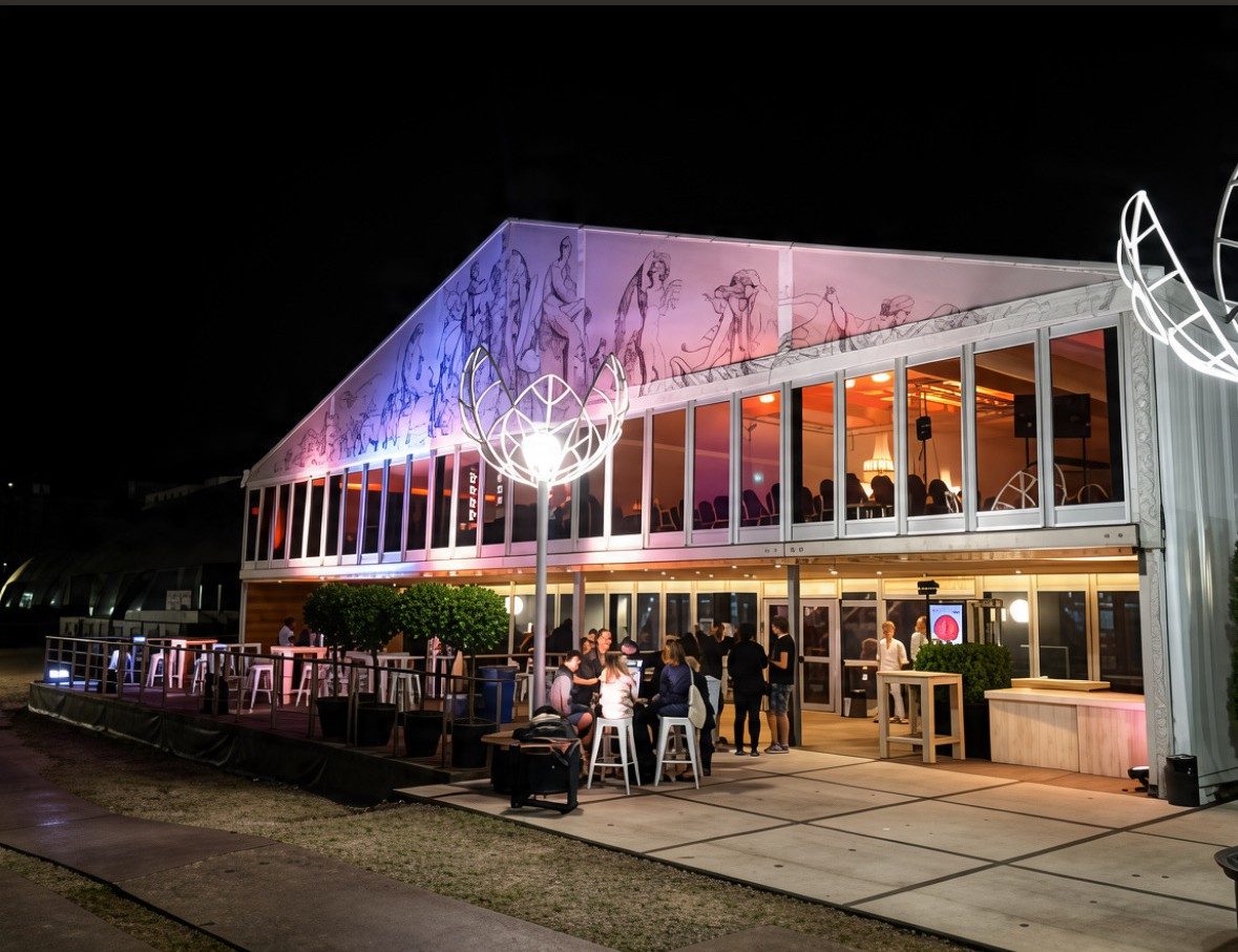 Le chapiteau de la Monnaie, de nuit