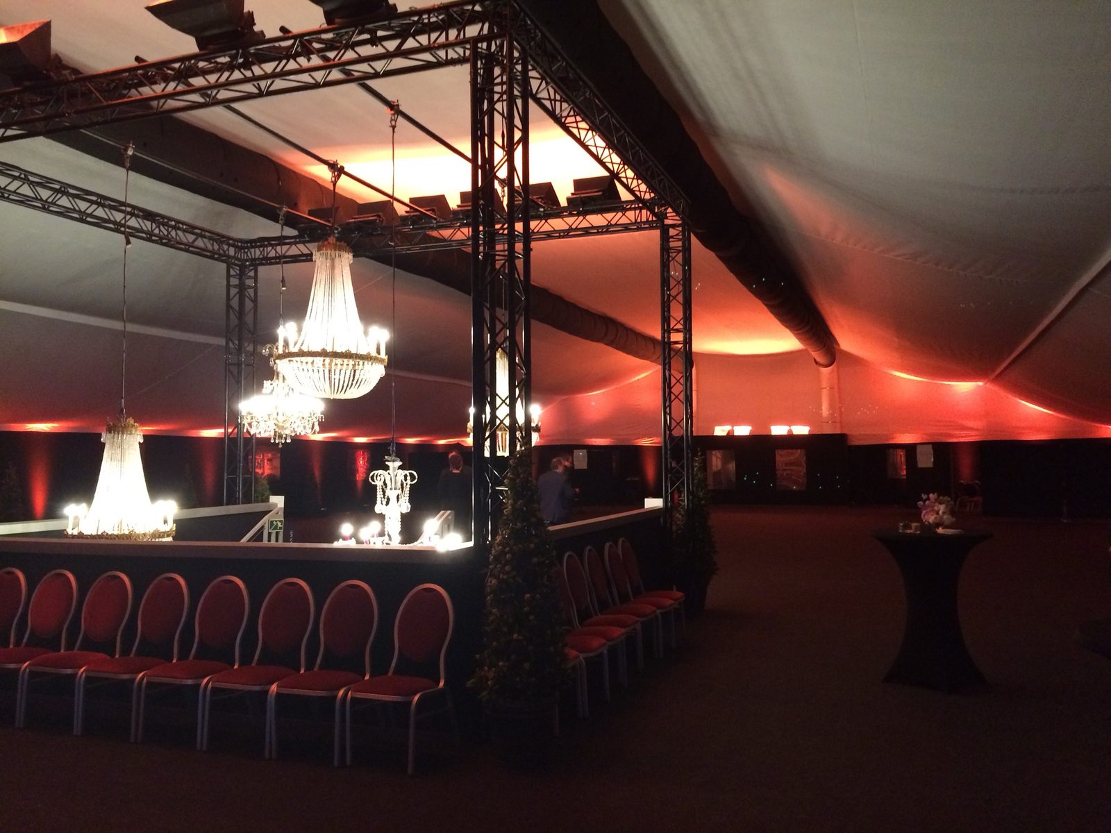 Le hall aux lustres
