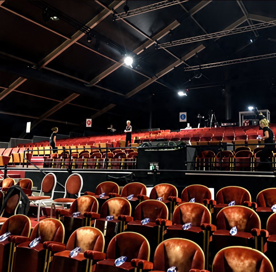 La salle provisoire, les fauteuils